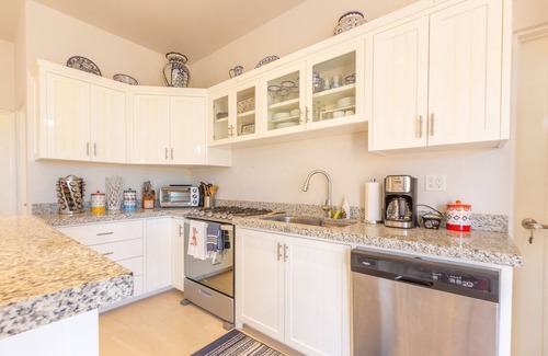 Cerritos Condominio | Beautiful condo with private rooftop- 2 min walk from the beach!