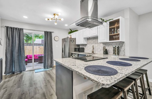 Gulf Breeze Casa | Beautiful Coastal Home 10 Minutes from Pensacola Beach! SuperHost 1k+ Reviews