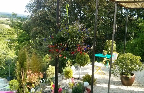 Flassan Casa | Hermosa casa colorida con piscina al borde de un pueblo provenzal