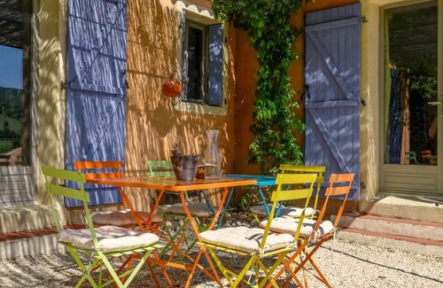 Flassan Casa | Hermosa casa colorida con piscina al borde de un pueblo provenzal