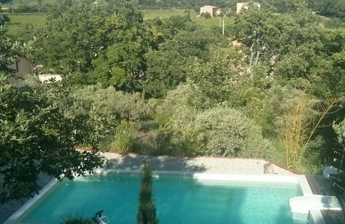 Flassan Casa | Hermosa casa colorida con piscina al borde de un pueblo provenzal