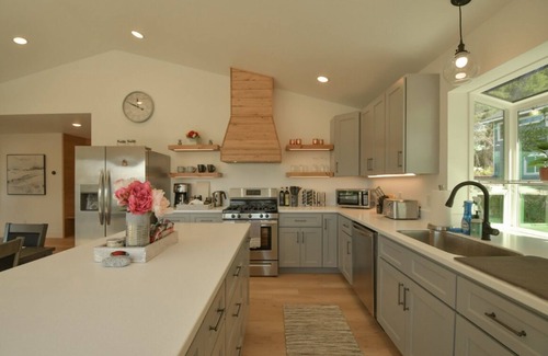 Homer Casa | Beautiful, comfortable, clean, scenic, bay and mountain view home.