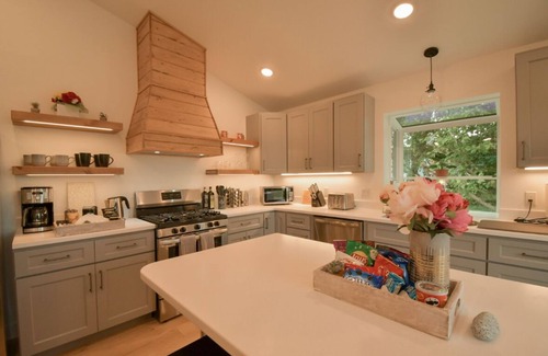 Homer Casa | Beautiful, comfortable, clean, scenic, bay and mountain view home.