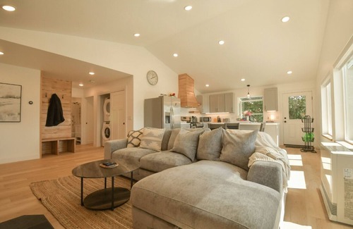 Homer Casa | Beautiful, comfortable, clean, scenic, bay and mountain view home.