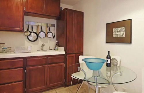 Playa Del Rey Condominio | Beautiful & Comfy Beach Getaway - Queen Bed - Pkg!
