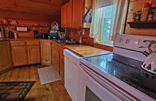 Colonial Pine Hills Cabina | Beautiful & Comfy CABIN Retreat with abundant wildlife, WIFI and AC