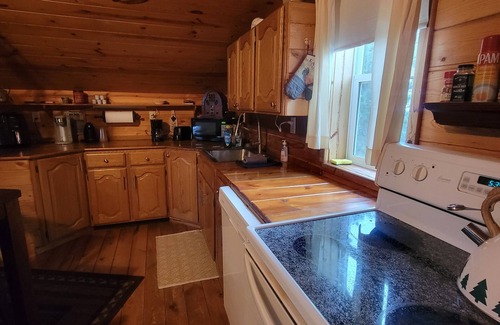 Colonial Pine Hills Cabina | Beautiful & Comfy CABIN Retreat with abundant wildlife, WIFI and AC