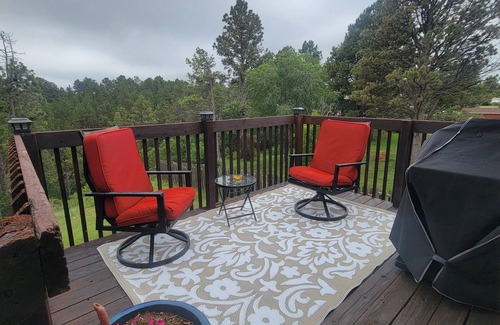 Colonial Pine Hills Cabina | Beautiful & Comfy CABIN Retreat with abundant wildlife, WIFI and AC