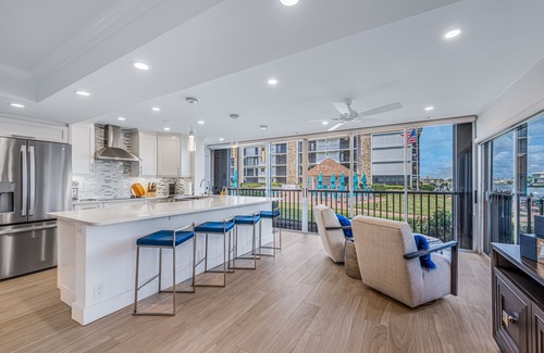 Moorings Condominio | Hermoso condominio limpio de 2 camas / 2 baños, justo en la bahía, con entrada privada