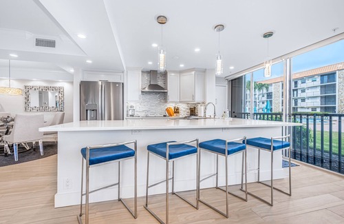Moorings Condominio | Hermoso condominio limpio de 2 camas / 2 baños, justo en la bahía, con entrada privada
