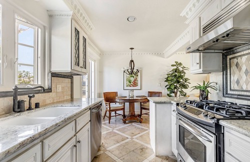 Corona del Mar Condominio | Beautiful condo in the heart of CDM just one block from the beach!