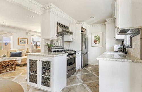 Corona del Mar Condominio | Beautiful condo in the heart of CDM just one block from the beach!