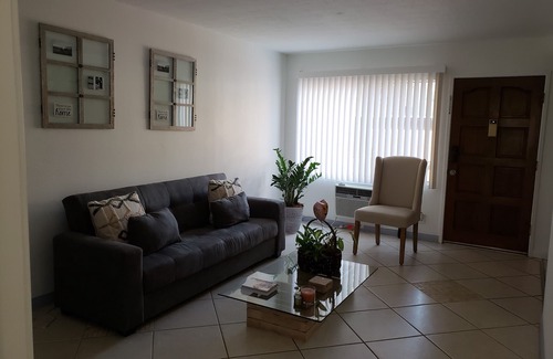 Santa Ana Heights Condominio | Hermoso condominio en el área metropolitana deseada de la costa sur