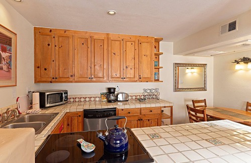 Northeast Santa Fe Hotel | Beautiful Condo Just Blocks From The Plaza, Wood Fireplace + More
