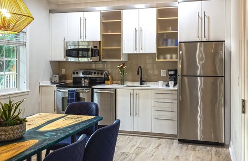 Siesta Key Condominio | Beautiful Condo on Siesta Key, Walk to Gated Beach Access, Renovated & Modern, Heated Pool/Hot Tub