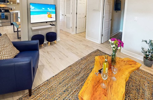 Siesta Key Condominio | Beautiful Condo on Siesta Key, Walk to Gated Beach Access, Renovated & Modern, Heated Pool/Hot Tub