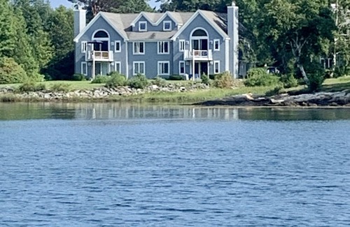 Boothbay Harbor Condominio | Beautiful Condo on Ocean Cove - Easy walk to harbor-side town