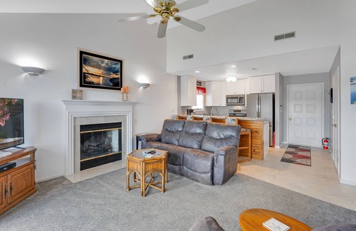 Lake of the Ozarks Casa | Beautiful Condo with Main Channel View Sleeps 8