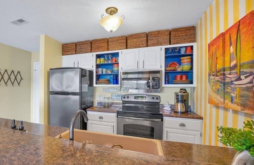 Lake of the Ozarks Condominio | Beautiful condo with spectacular water view overlooking lakeside pool and deck.