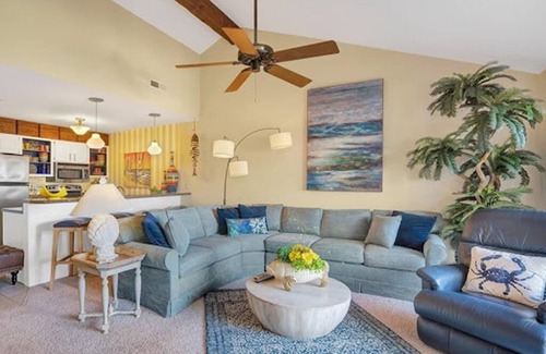Lake of the Ozarks Condominio | Beautiful condo with spectacular water view overlooking lakeside pool and deck.