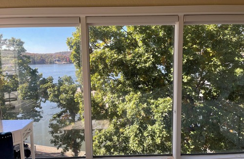 Lake of the Ozarks Condominio | Beautiful condo with spectacular water view overlooking lakeside pool and deck.