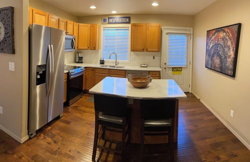 Whitefish Condominio | Hermoso condominio con aire acondicionado, jacuzzi y chimenea cerca de golf, lago, esquí y centro de la ciudad