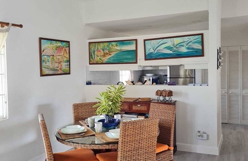 Marine Gardens Condominio | Hermoso condominio con WiFi y balcón con vista a la piscina y jardín - Pasos a la playa
