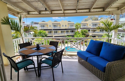 Marine Gardens Condominio | Hermoso condominio con WiFi y balcón con vista a la piscina y jardín - Pasos a la playa