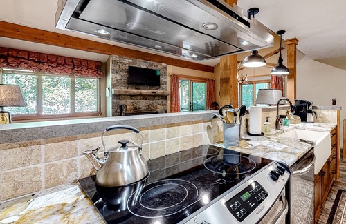 Moose Wilson Road Condominio | Beautiful condo with full kitchen, mountain views
