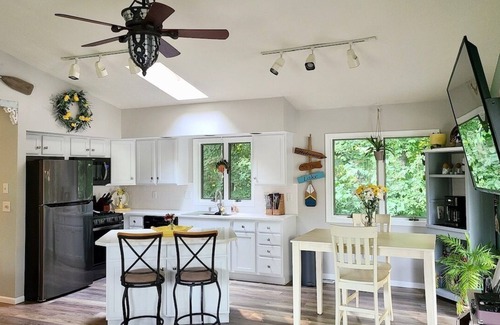 Leesburg Cabaña | beautiful cottage by the lake. Relax and enjoy your stay.
