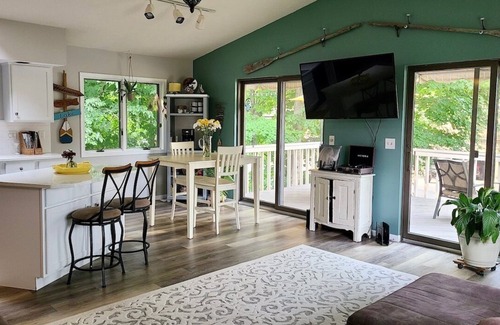 Leesburg Cabaña | beautiful cottage by the lake. Relax and enjoy your stay.