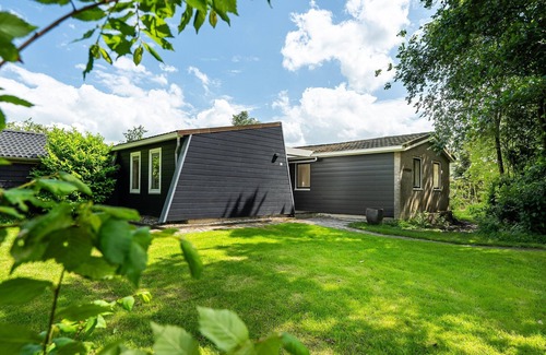 Grou Casa | Beautiful cottage in the heart of Friesland surrounded by Frisian Lakes and greenery
