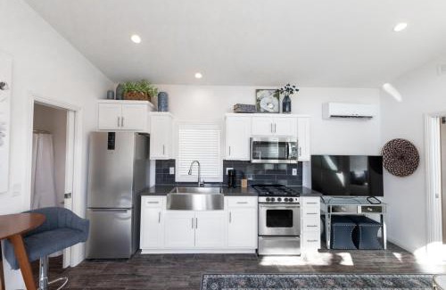 Old Southwest Apartamento | Beautiful Cottage on Historic Grounds