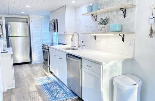 Lakeview Casa | Beautiful cottage with lake access and bonus entertaining space!