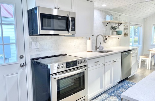 Lakeview Casa | Beautiful cottage with lake access and bonus entertaining space!