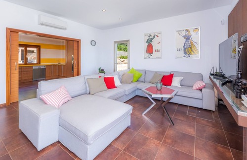Arta Villa | Hermosa casa con piscina, Wi-Fi, balcón y terraza; Estacionamiento disponible
