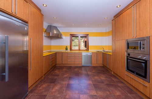 Arta Villa | Hermosa casa con piscina, Wi-Fi, balcón y terraza; Estacionamiento disponible