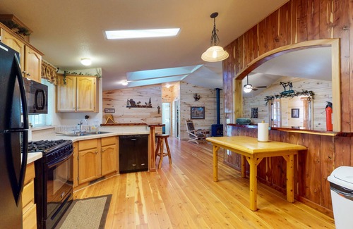 South Fork Cabina | Beautiful country main house next to mountains w/new barn & corral/free WiFi