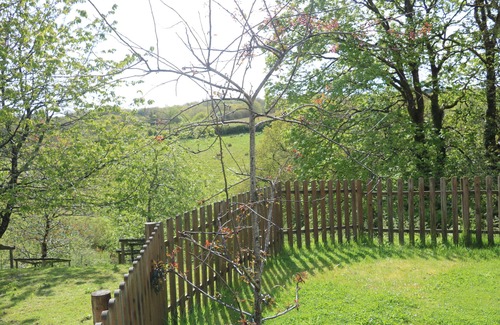 Beaworthy Cabaña | Beautiful countryside retreat with hot tub in private garden