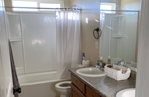 Kaysville Casa | Beautiful county home perfectly located: Skiing, amusement parks, hiking & more!