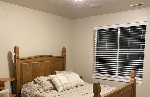 Kaysville Casa | Beautiful county home perfectly located: Skiing, amusement parks, hiking & more!