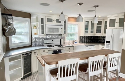 Fair Haven Casa | Beautiful cozy home w jacuzzi & dock for boat