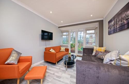 Manchester Casa | Beautiful Cozy Home With Free Parking