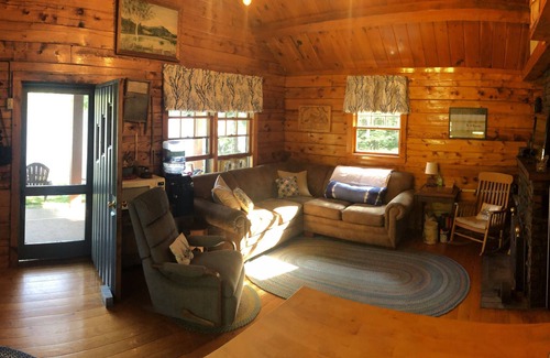 Dedham Cabina | Beautiful cozy Maine log cabin on the water.