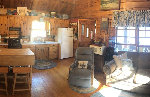 Dedham Cabina | Beautiful cozy Maine log cabin on the water.