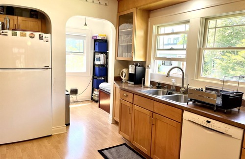 Wallingford Casa | Beautiful Craftsman with Off-street parking, EV charger, Yard + Dogs OK!