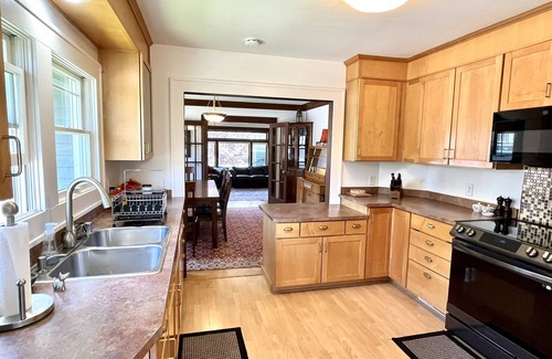 Wallingford Casa | Beautiful Craftsman with Off-street parking, EV charger, Yard + Dogs OK!