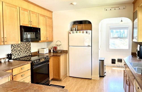 Wallingford Casa | Beautiful Craftsman with Off-street parking, EV charger, Yard + Dogs OK!