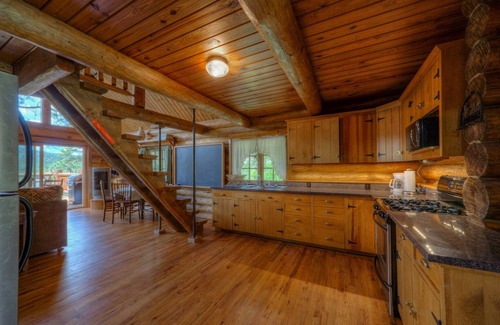Colonial Pine Hills Cabina | Hermosa cabaña de madera de encargo!