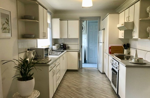 Moss Vale Cama Y Desayuno | Beautiful Daffodil Suite at Highland Garden Hideaway